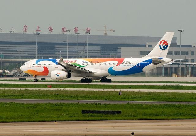 在上海虹桥机场出现了可怕的一幕,一架东方航空a320空客飞机正常起飞