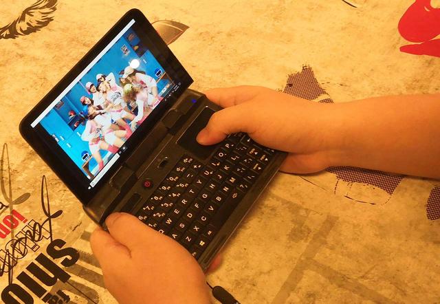 迷你电脑变身掌上游戏机,歪果仁的创意不得不服