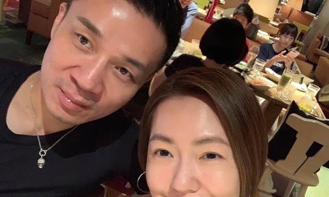 小S全家为妈妈65岁庆生，大S扎麻花辫出镜，俩姐妹喝到醉醺醺