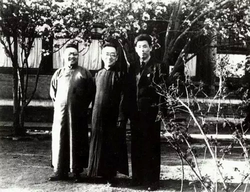 胡适(中)在1930年—1937年的居宅米粮库四号院内(胡适曾租住过的