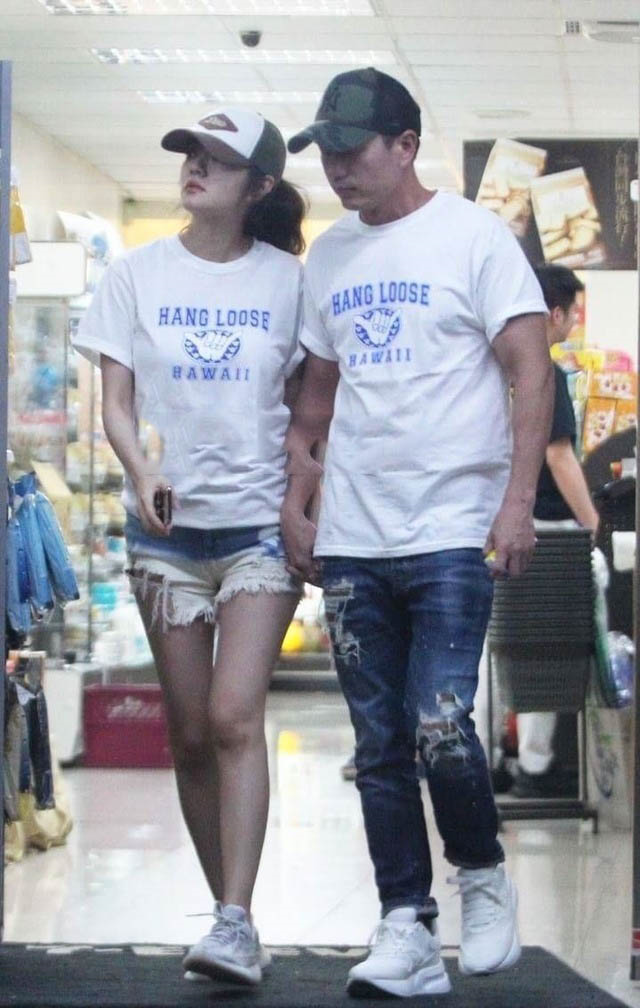 安以轩住月子房包下一层楼，产后现身露辣腿，牵老公恩爱逛街