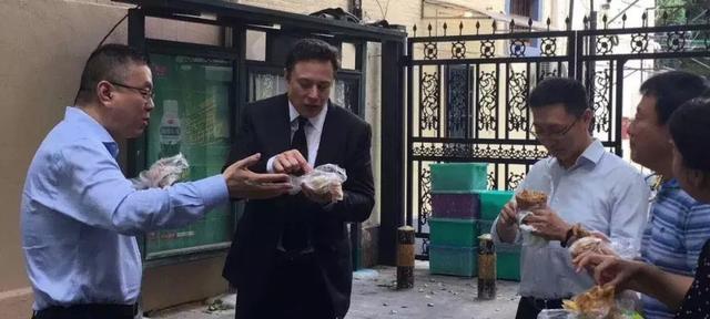 马斯克的中国工厂 vs 曹德旺的美国工厂