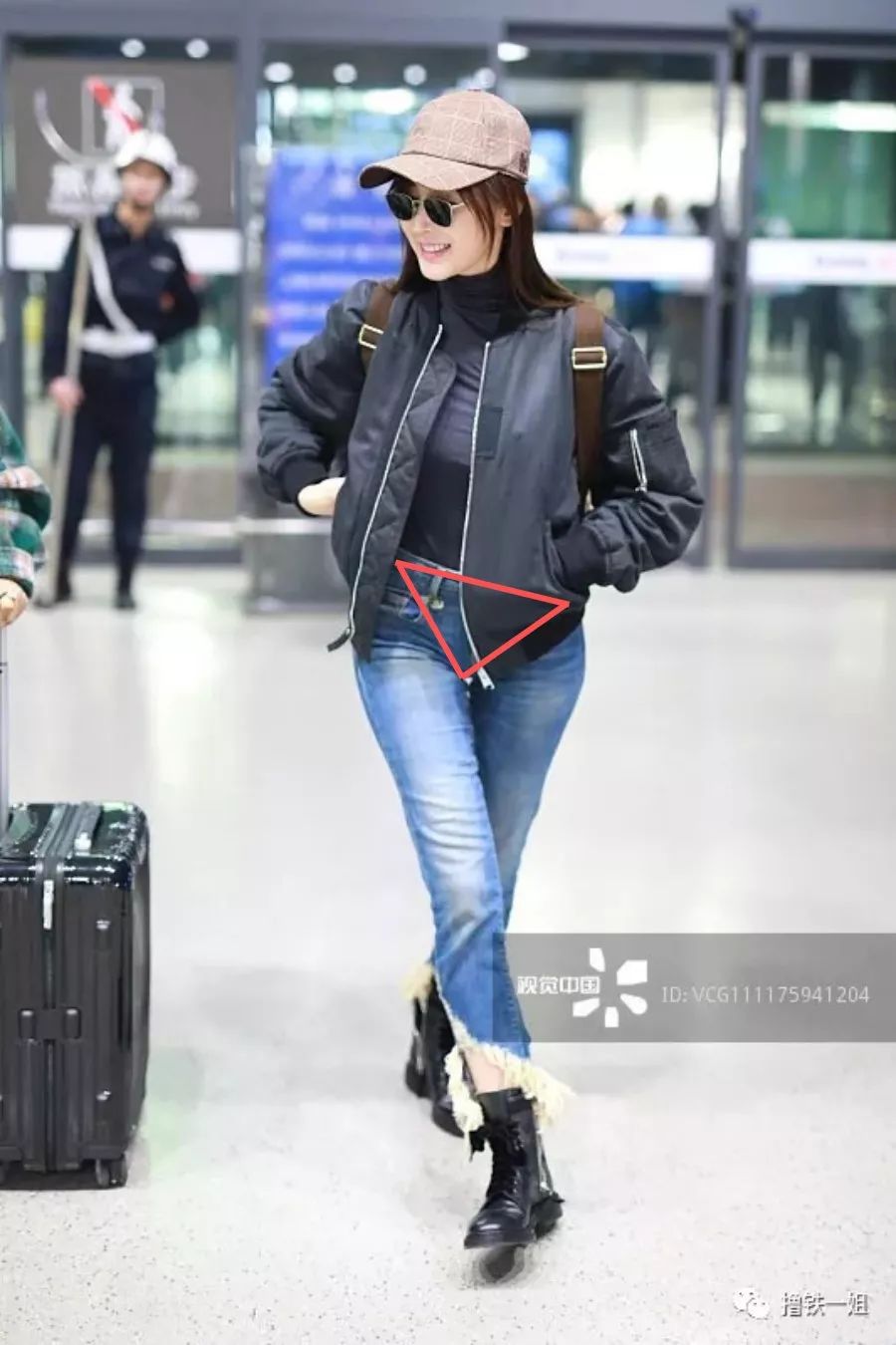 [新氧App]张天爱紧身西服泳装上热搜，但这骨盆前倾隔着屏幕都觉得疼！