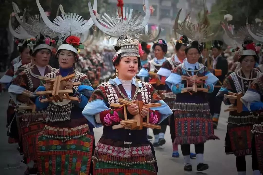 妙趣横生的苗族板凳舞
