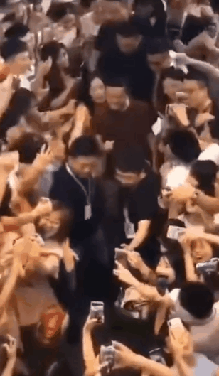 马云今天最后一天上班：场面感受下