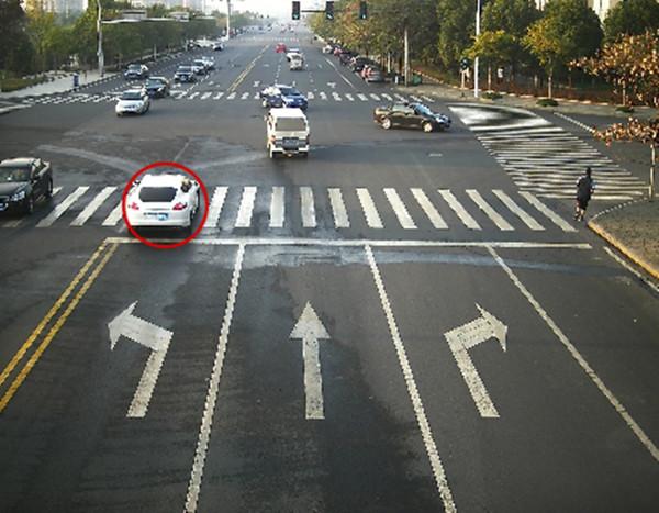 左转车道直行，此时左转红灯，这样算不算闯红灯？