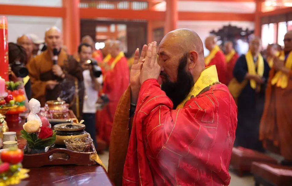 福州鼓山涌泉寺方丈普法法师拈香礼佛(图片来源:凤凰网佛教)