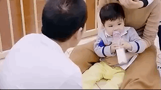 母子三人罕见同框！黄圣依送儿子们开学笑叹“哥俩好”