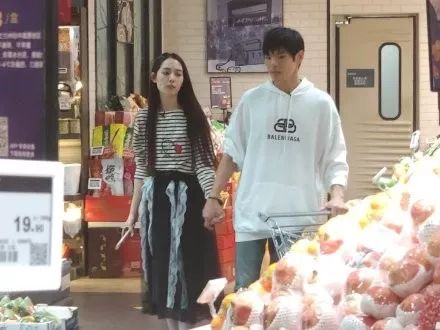 「不八卦会死星人」刚结婚就冷暴力？郭碧婷车内大哭，向佐黑脸不理睬