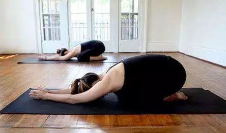 [新氧App]张天爱紧身西服泳装上热搜，但这骨盆前倾隔着屏幕都觉得疼！