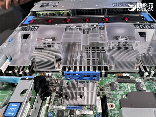 AMD正式发布二代霄龙：64核心128线程制霸 性能猛增23％