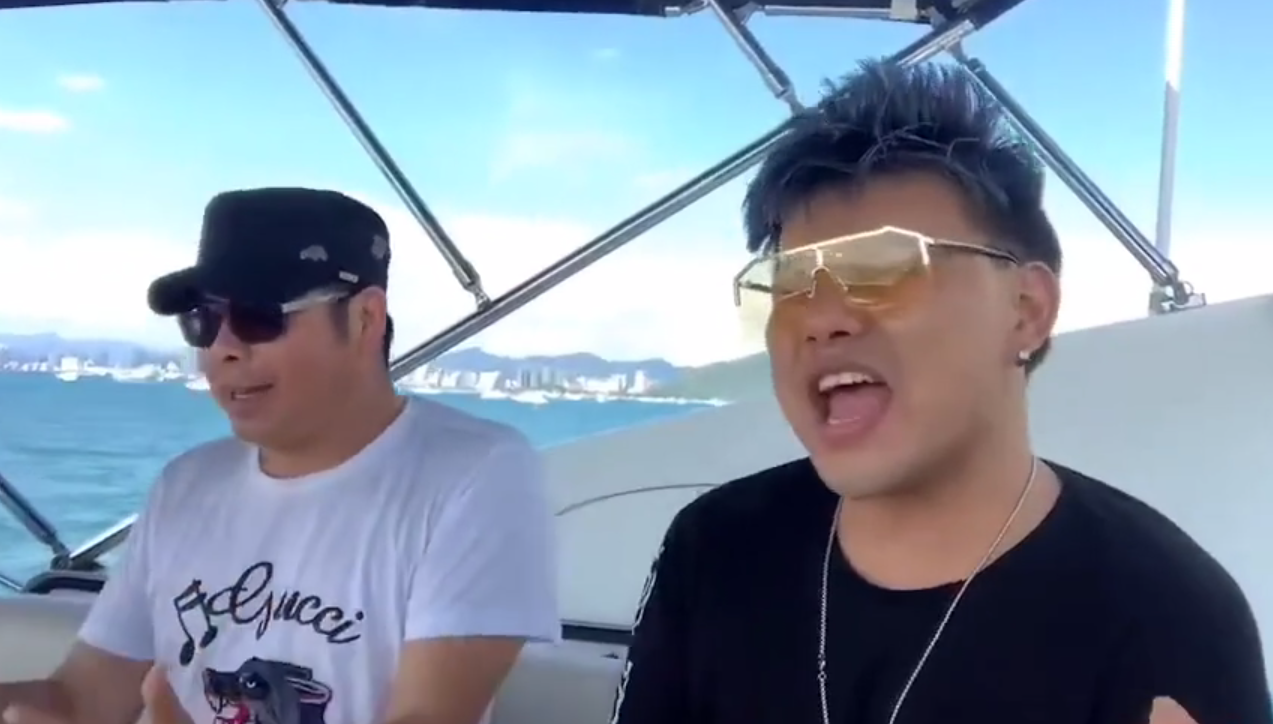 唱《老鼠爱大米》的他也变网红，近照豪气开游艇出海