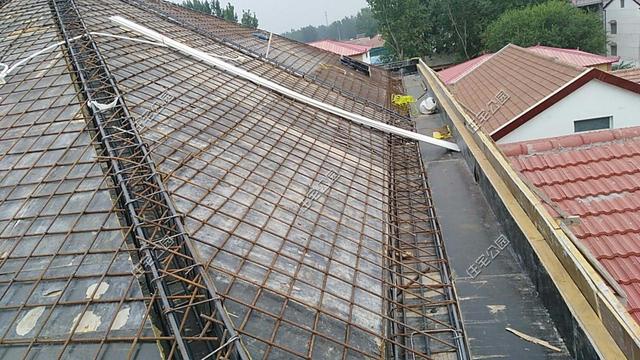 坡屋顶施工主要注意的就是防水和排水,根据计算好的图纸设置好坡度