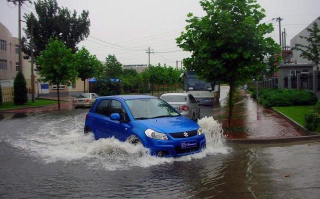 连绵不断的雨天，没有经验的家用车主面对水坑不知如何过？