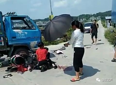 今天,容县一鬼火摩托撞货车,两少年瘫坐在地