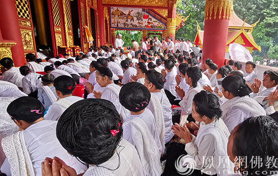 殿外闻法善信（图片来源：凤凰网佛教 摄影：耿马洞景佛寺）