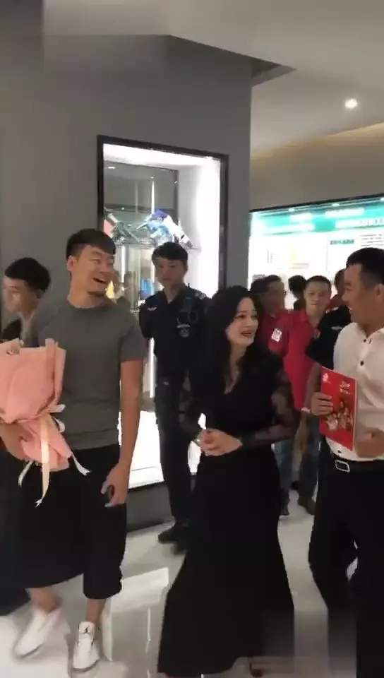 42岁阔太陈少霞产女一月极速瘦身，与令狐冲同台仍是当年小师妹