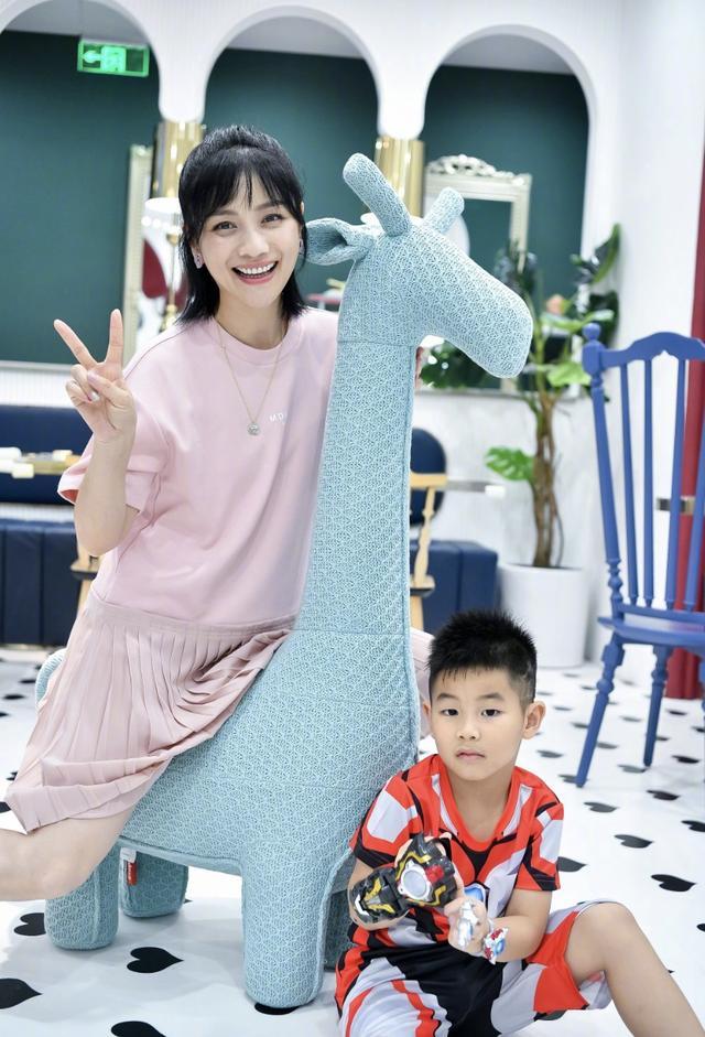 胡可为小儿子庆祝5岁生日，尼莫扮奥特曼活泼帅气