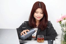 这个黑科技保温杯，自己就会烧热水，今年秋冬用它