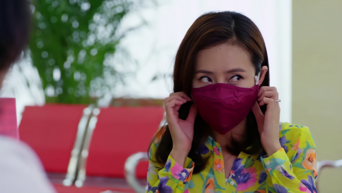 小两口戴口罩去办结婚证,谁知摘下口罩后,工作