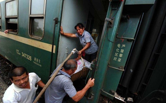 乘客火车上手机掉便池！徒步30公里找回