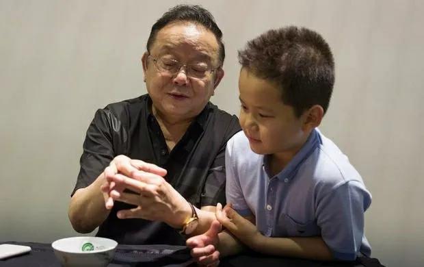 不敢老！王刚60岁娶娇妻生幼子，为养儿录制节目至凌晨四点