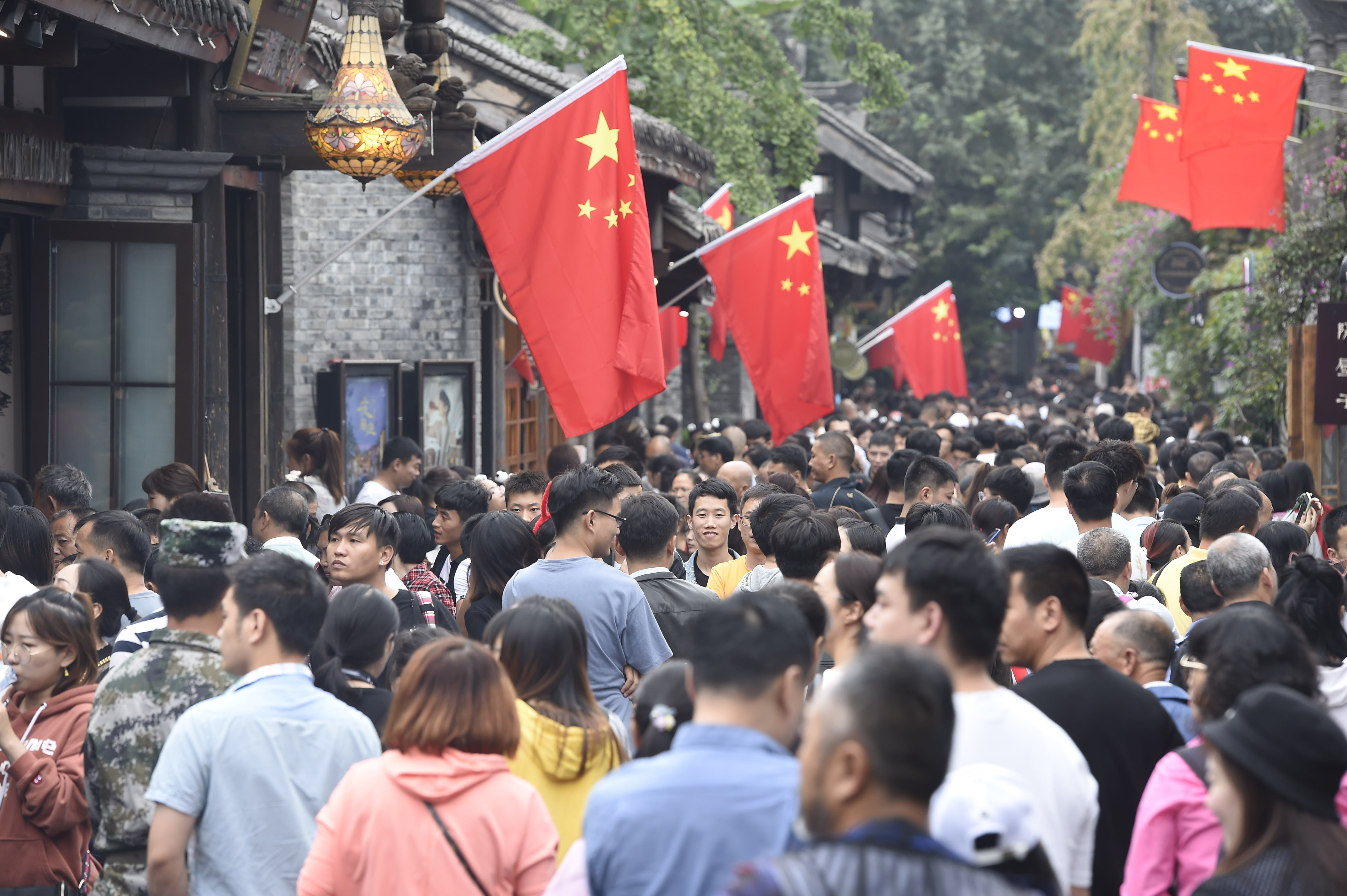 王欢 摄影报道10月2日,国庆长假第二天,成都宽窄巷子景区迎来游客旅游