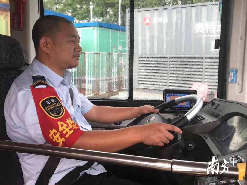 暖心!深圳70路末班公交车上,乘客悄悄给司机留了张纸条