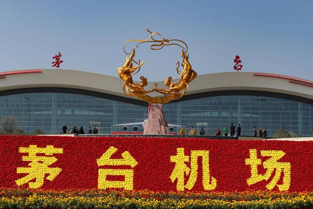 [AI财经社]四大酒企的期中考：日均赚3亿，五粮液泸州老窖股价年翻一倍