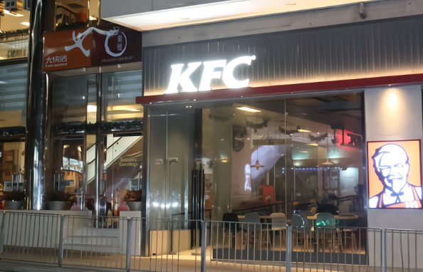 黑衣人持牛肉刀打劫香港肯德基店，抢走近4万现金