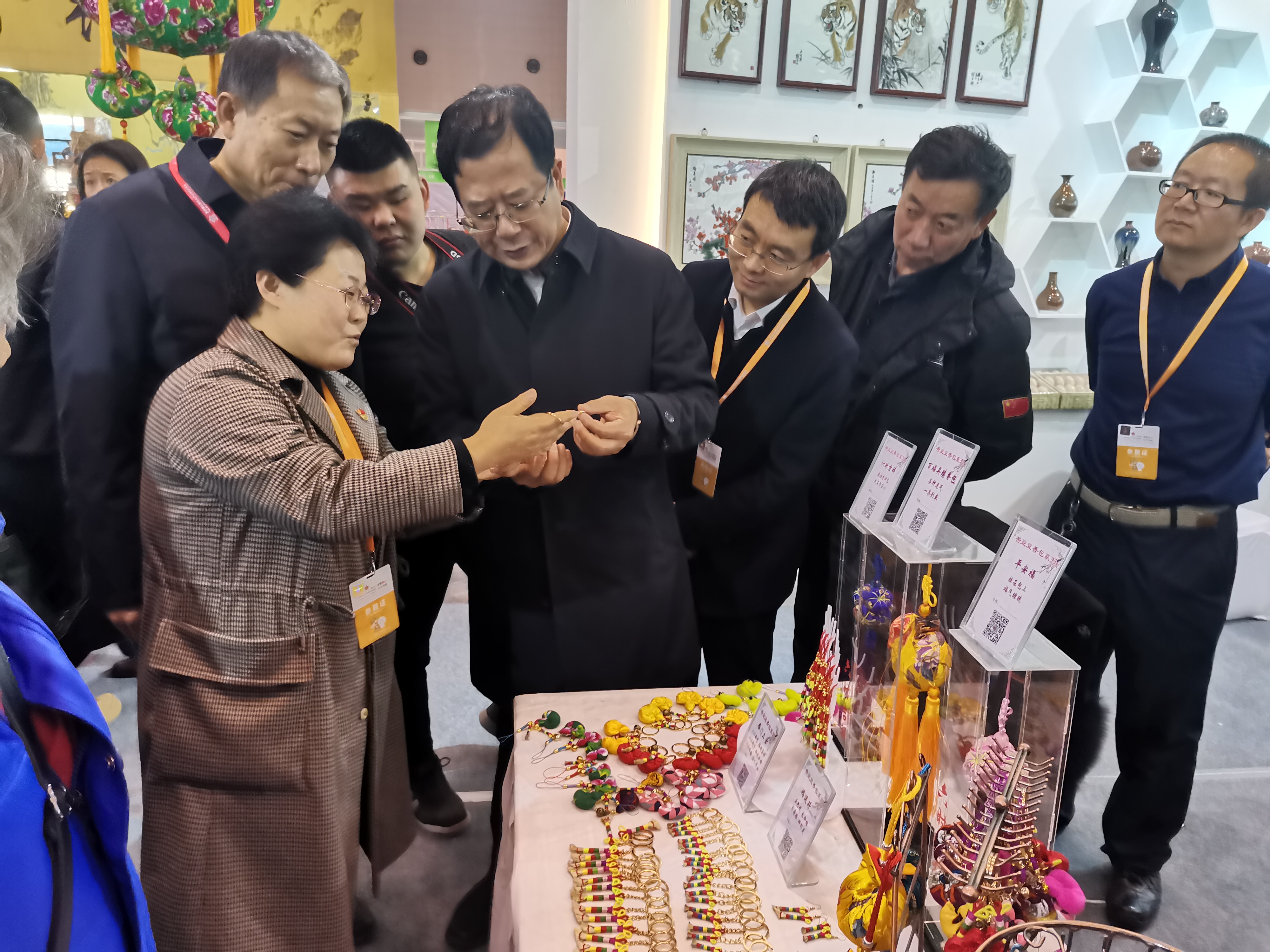 卖火了!山阴苦豆豆香包大受市民接待 市委书记都来了 六大亮点:香料天成 功效奇特 造型奇特 工艺精湛 寓意祥瑞 地域特色