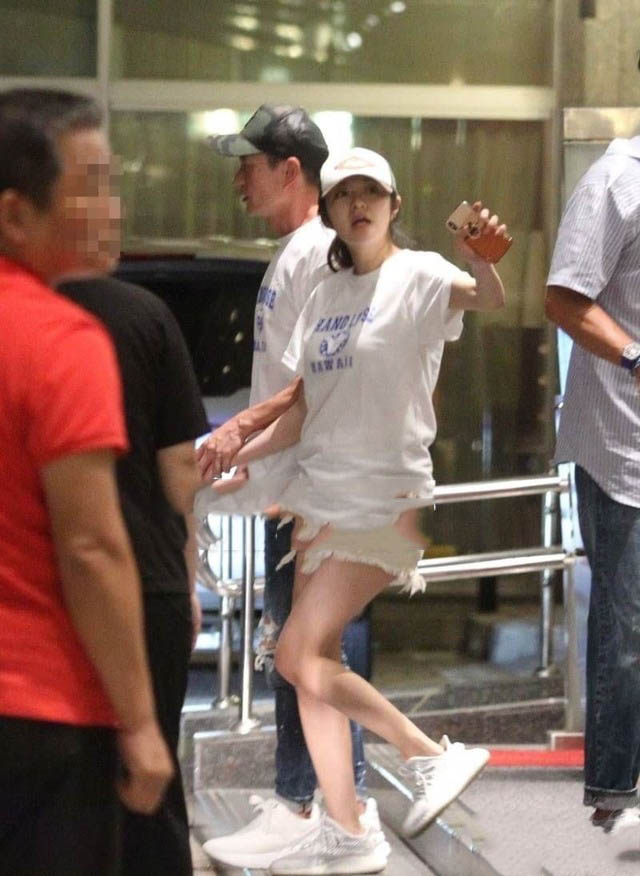 安以轩住月子房包下一层楼，产后现身露辣腿，牵老公恩爱逛街
