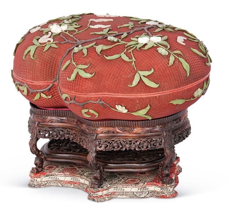 清 大红雕漆镶玉仙桃捧盒