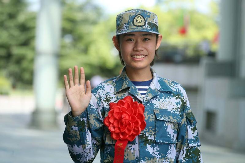 十名女大学生新兵亮相上海欢送新兵入伍