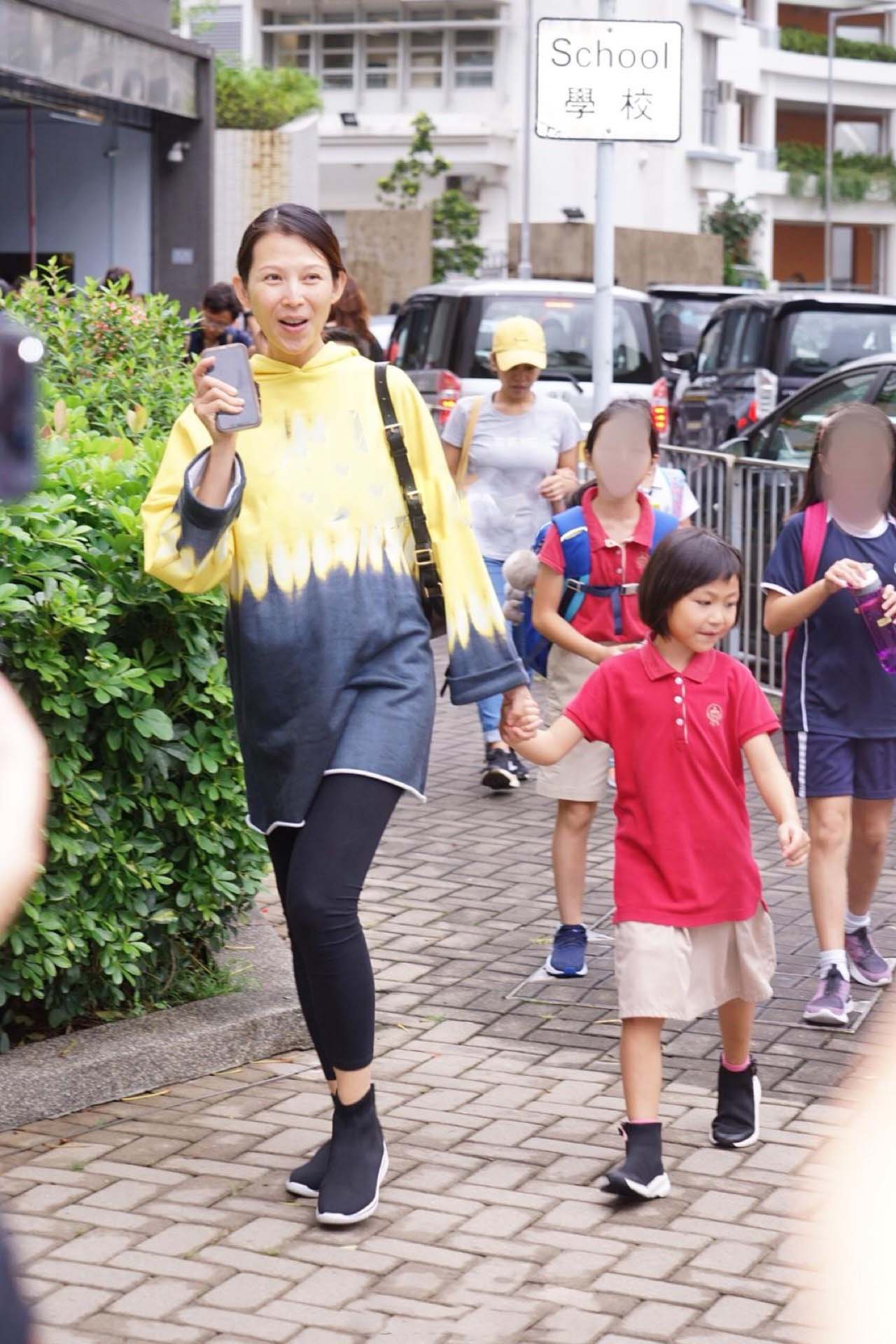 蔡少芬挺大孕肚接女儿放学，张晋全程护送贴心当司机