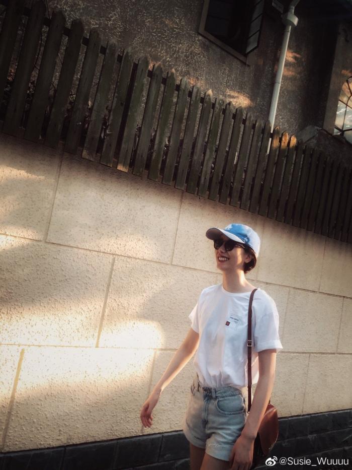 李亚鹏女友街头拍美照，大长腿比王菲惊艳，五官撞脸高圆圆？
