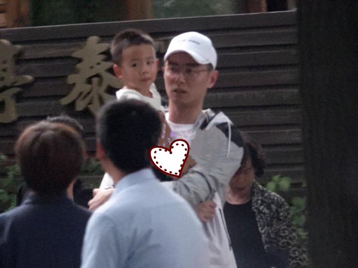[熊猫娱乐]张嘉倪夫妻陪儿子庆生，买超心疼老婆，主动当“挑夫”抱寿星