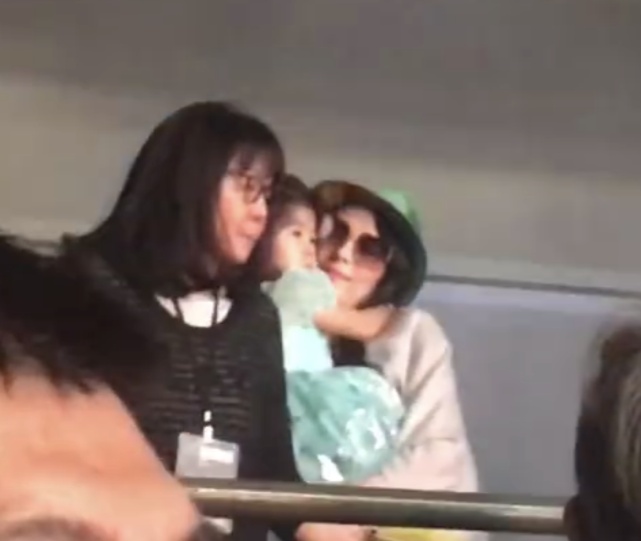 章子怡带醒醒现身老公演唱会，汪峰现场播放MV表白妻子