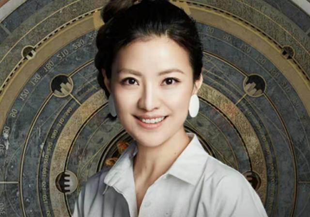 38岁主持人涂经纬晒近照，笑容满面大长腿吸睛