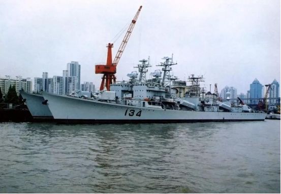 2019年5月16日,遵义号驱逐舰与开封号驱逐舰,大连号驱逐舰,桂林号驱逐