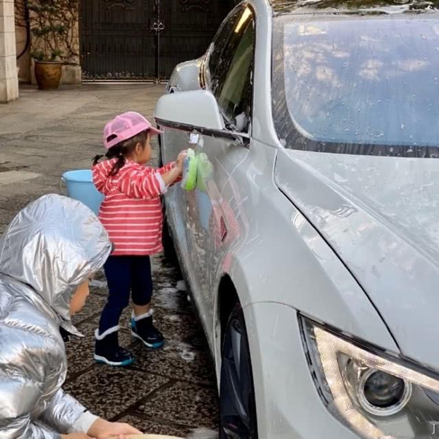 霍启刚罕见晒儿女：让兄妹在劳动中体验生活，家教太赞！