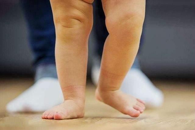 "不穿袜子容易受凉生病"……然而会走会跑的小孩子,依旧每天光着脚丫