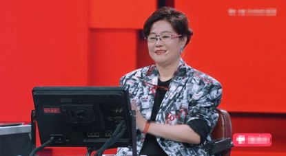 「不八卦会死星人」李少红撅嘴直接反驳，郭敬明被打击满脸尴尬