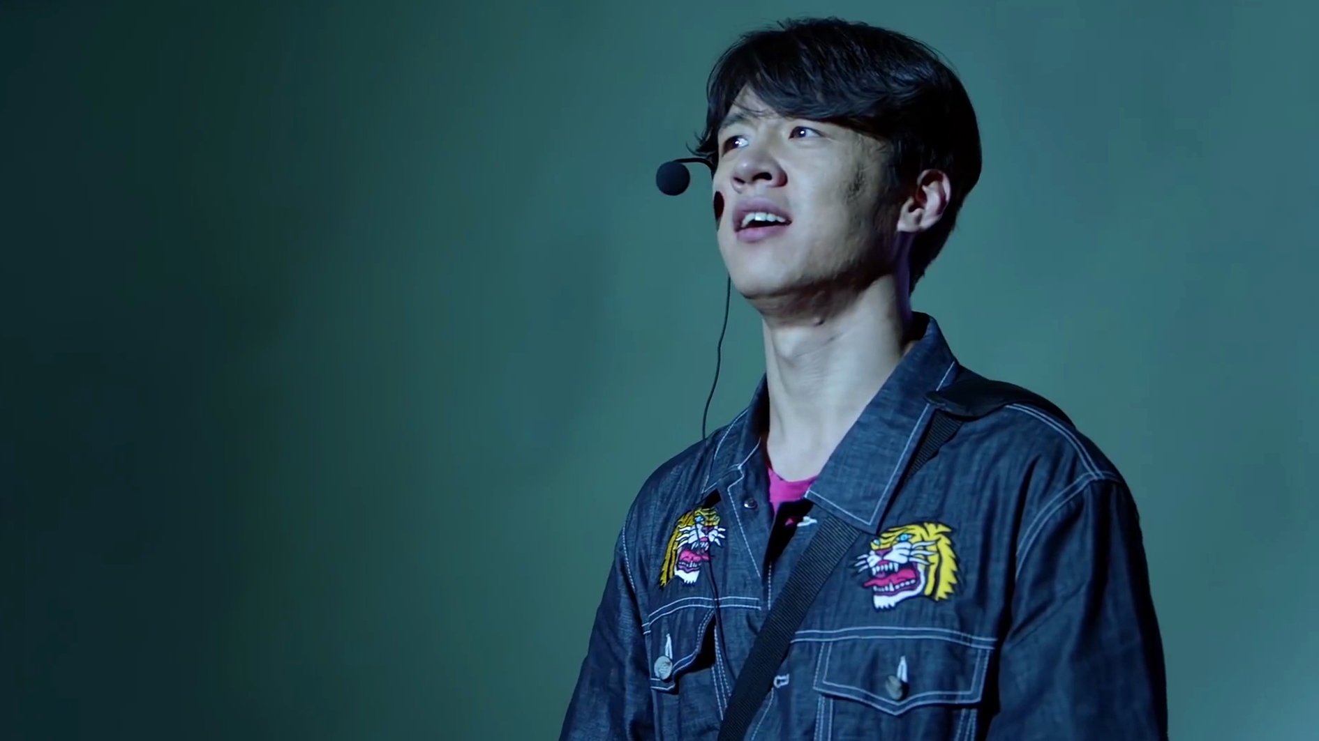 小伙当众唱情歌表白女神,不料女神立即上台打