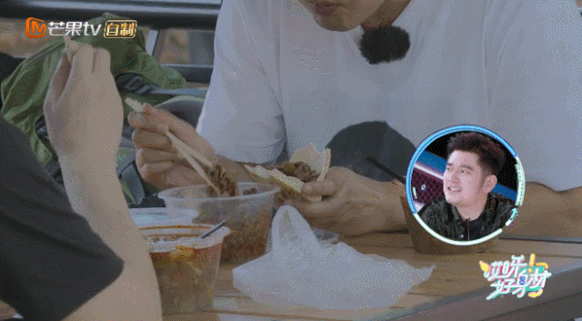 地道的陕西人,凌潇肃在节目中还为我们上演了各种西北美食的正确吃法