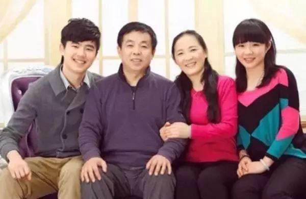 刘昊然亲姐长相甜美可爱,堪称女版的他,自曝家里男人最没地位