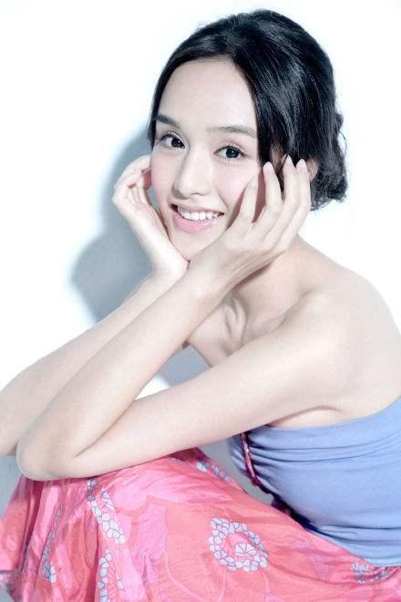 演戏35年拿6个影帝还没红，最穷时一小时赚3块，却娶了个校花老婆