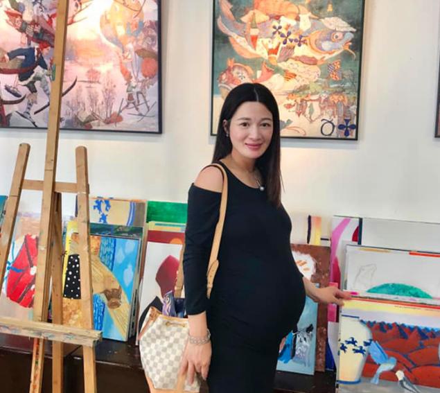 陈少霞与63岁富豪老公提前庆生，三胎女儿呆萌出镜模样可爱