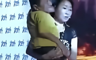 活在妻子怀里的男人，妻子抱着丈夫出场，找了个好老婆