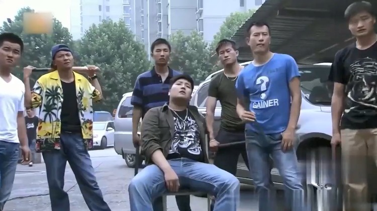 特警力量:混混带人包围老板娘,没想人特警男友回来了,下秒贼惨